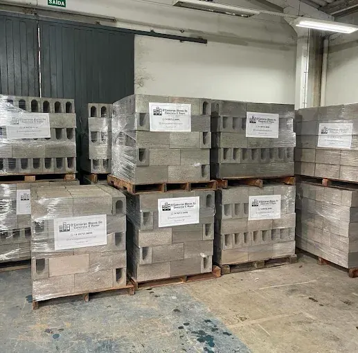 Blocos de concreto paletizados no estoque da D'Camargo