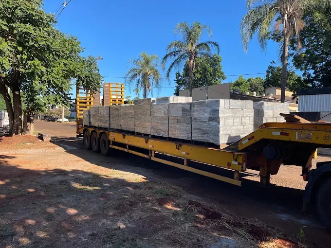 Carreta carregada com blocos de concreto