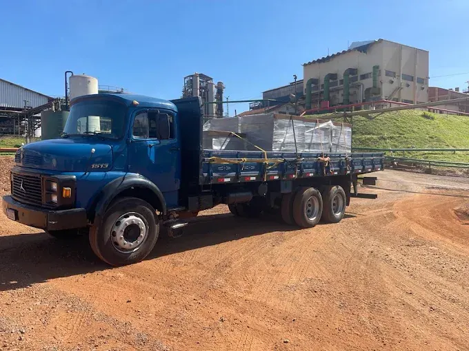 Caminhão da D'Camargo carregado com materiais de concreto