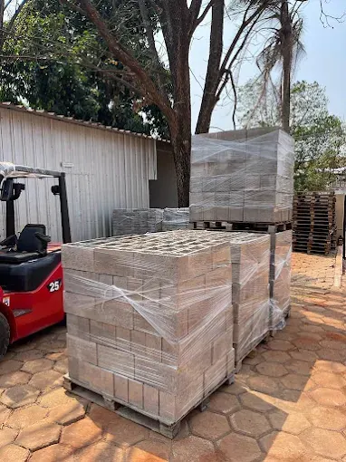Paletes de pavers no pátio da D'Camargo