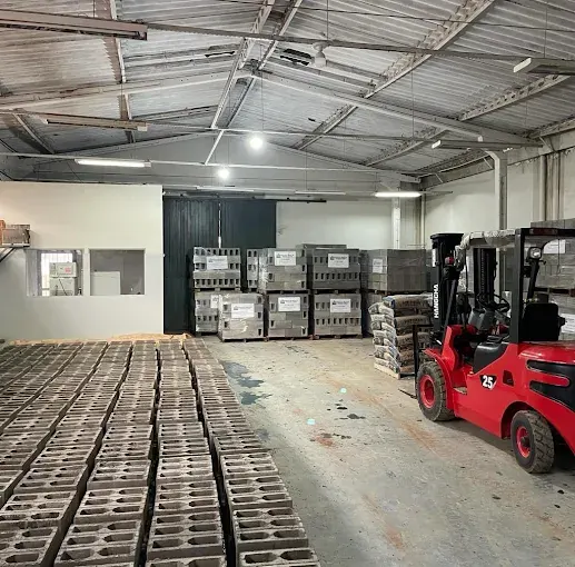 Galpão da D'Camargo com blocos de concreto e empilhadeira