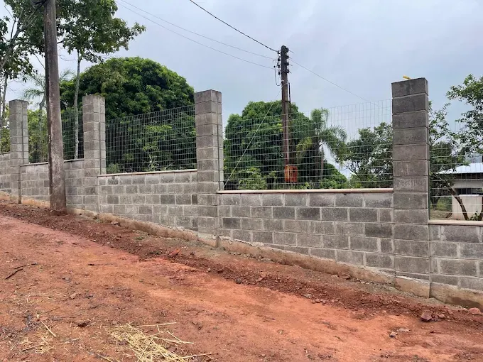 Muro construído com blocos de concreto