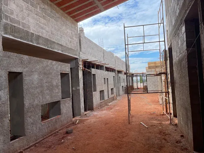 Construção em andamento com blocos de concreto
