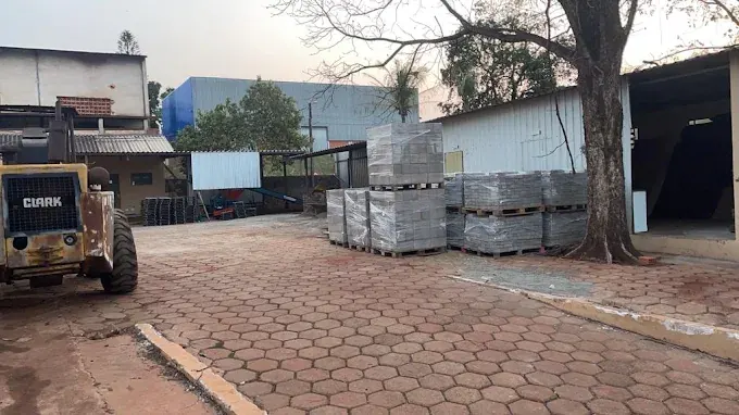 Pátio da fábrica com paletes de blocos de concreto