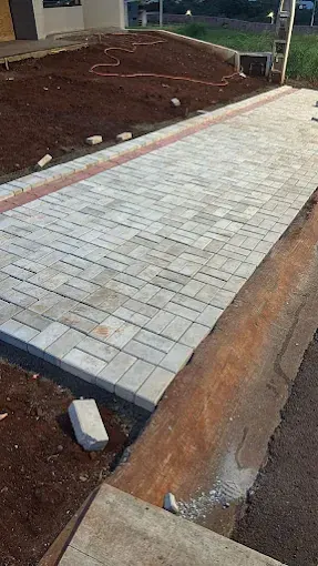 Paver de concreto aplicado em calçada residencial