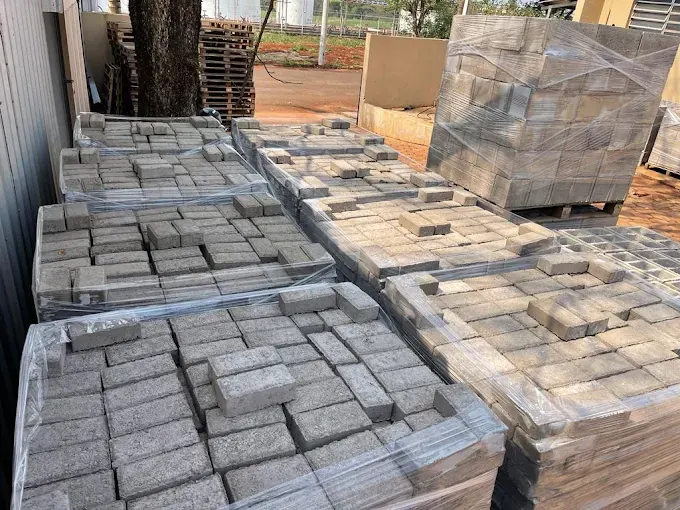 Pavers de concreto organizados em paletes